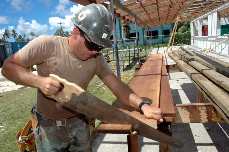 menuisier-OPIO-min_worker_construction_building_carpenter_male_job_build_helmet-893290